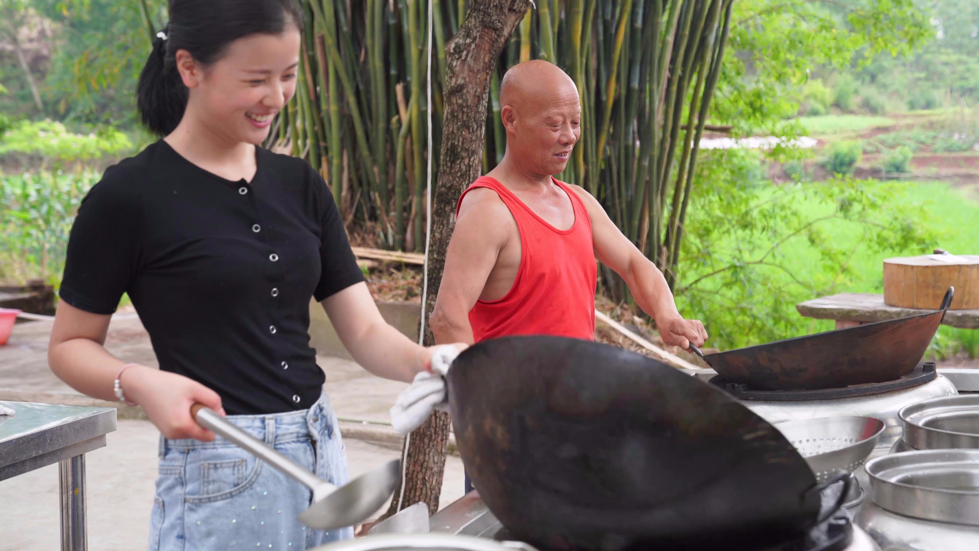 漆二娃vlog:师父不在偷偷的炸点鸡腿吃,看来我离出师不远了